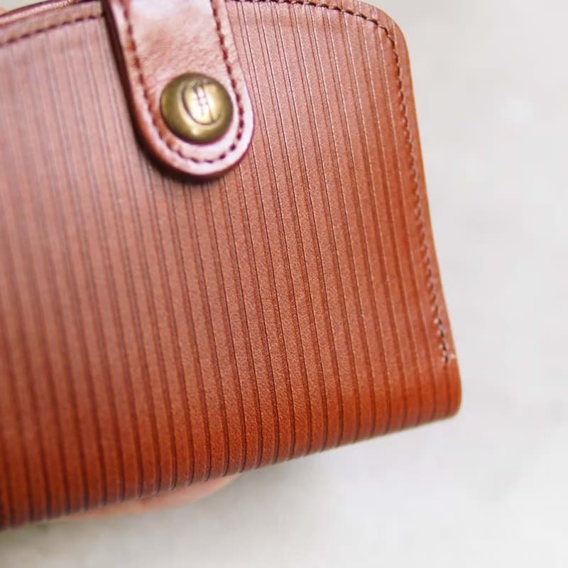 日本職人手工壓紋牛皮兩折女用短夾 Made in Japan by Cledran