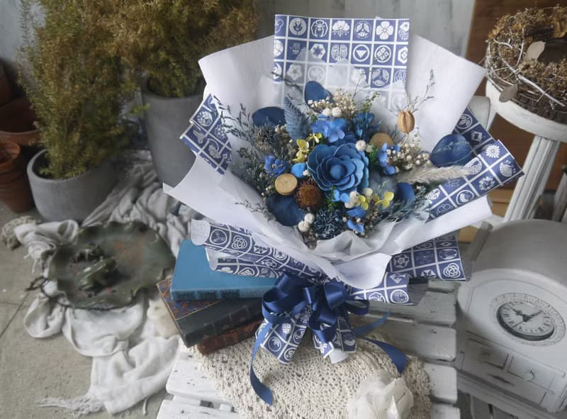 瑠璃藍.深海藍色系.乾燥花.索拉花.永生花.情人節.畢業花束