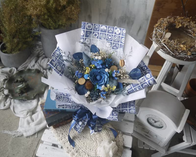 瑠璃藍.深海藍色系.乾燥花.索拉花.永生花.情人節.畢業花束