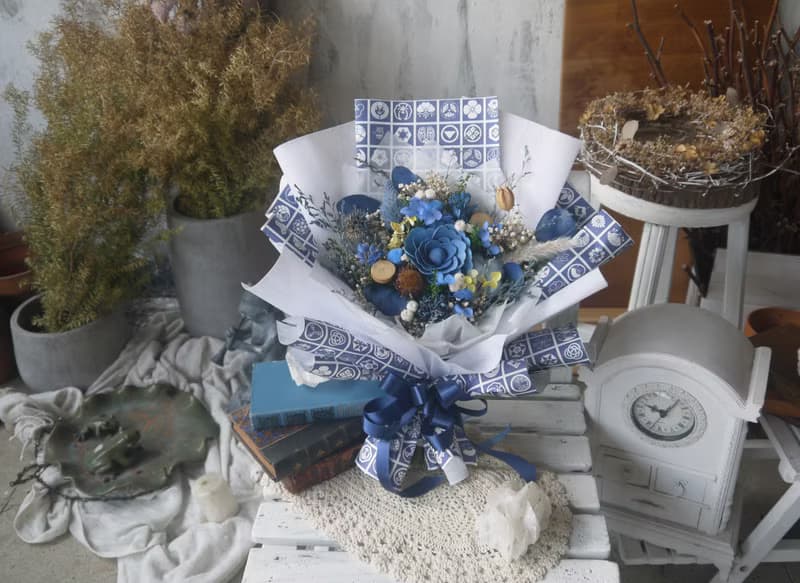 瑠璃藍.深海藍色系.乾燥花.索拉花.永生花.情人節.畢業花束