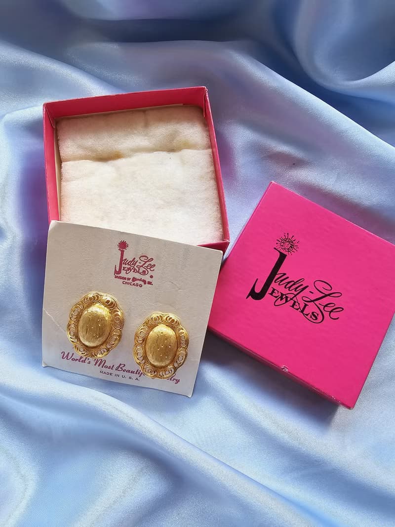 Judy Lee金色弧面刻紋纍絲邊框夾式耳環/美國西洋古董飾品