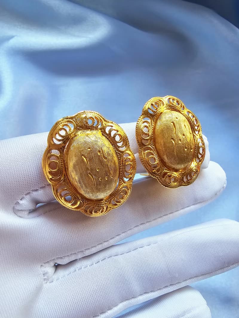 Judy Lee金色弧面刻紋纍絲邊框夾式耳環/美國西洋古董飾品