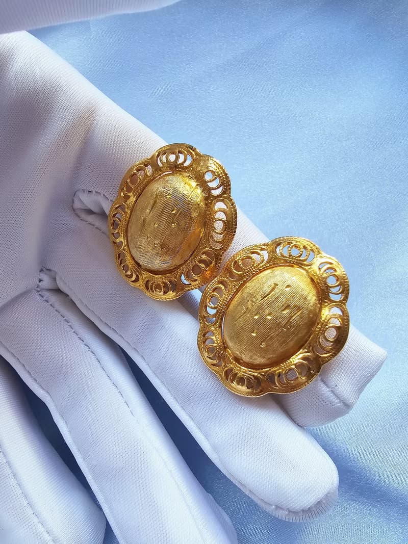 Judy Lee金色弧面刻紋纍絲邊框夾式耳環/美國西洋古董飾品
