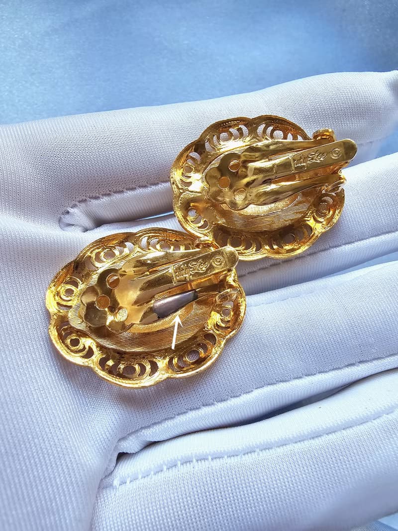 Judy Lee金色弧面刻紋纍絲邊框夾式耳環/美國西洋古董飾品