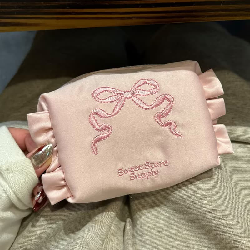 Sweetstore Supply原創全粉綢緞蝴蝶結刺繡化妝包便攜收納包