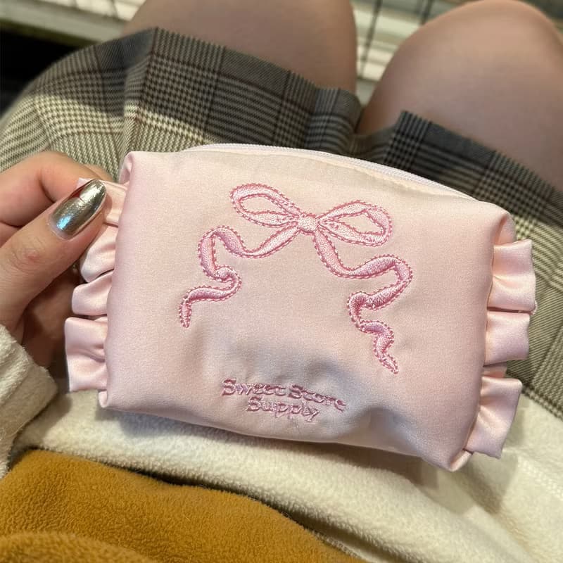 Sweetstore Supply原創全粉綢緞蝴蝶結刺繡化妝包便攜收納包