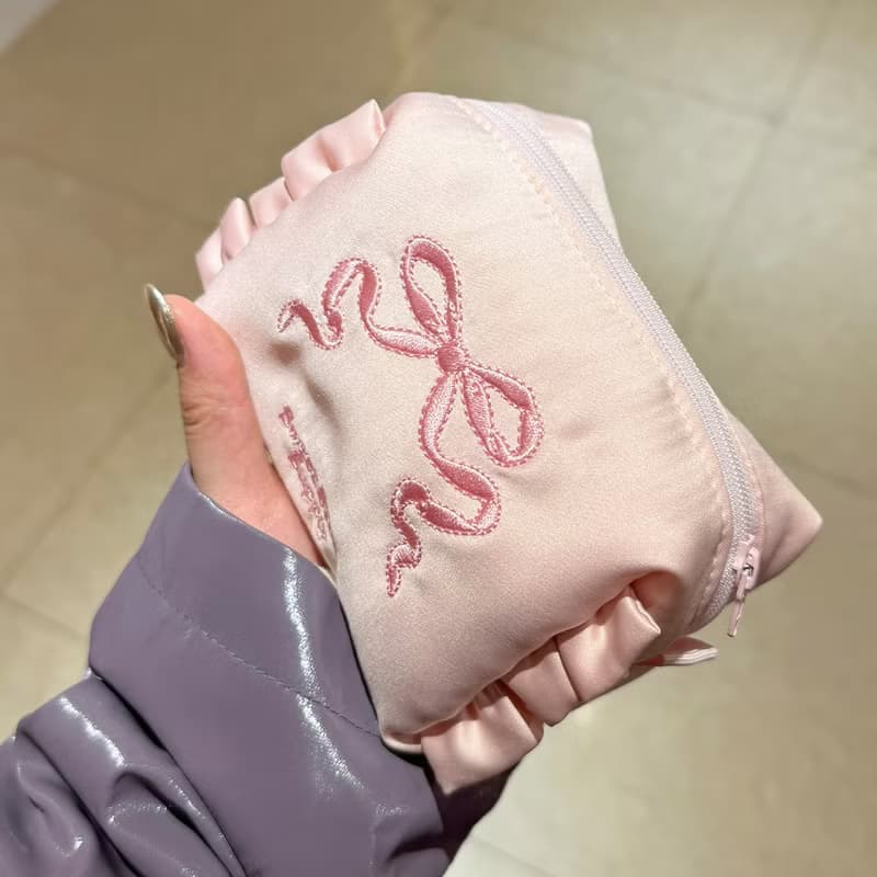 Sweetstore Supply原創全粉綢緞蝴蝶結刺繡化妝包便攜收納包