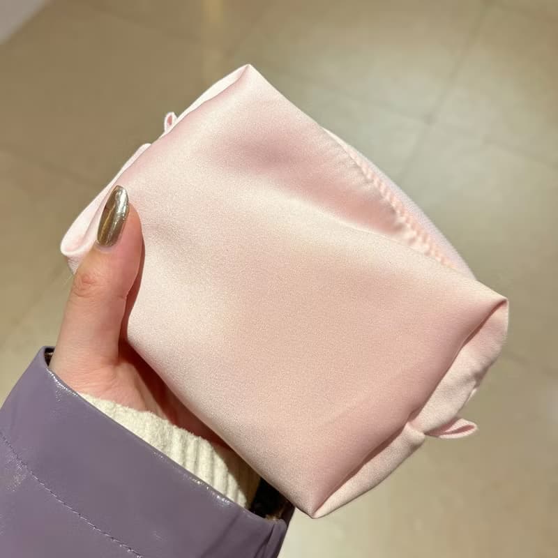 Sweetstore Supply原創全粉綢緞蝴蝶結刺繡化妝包便攜收納包