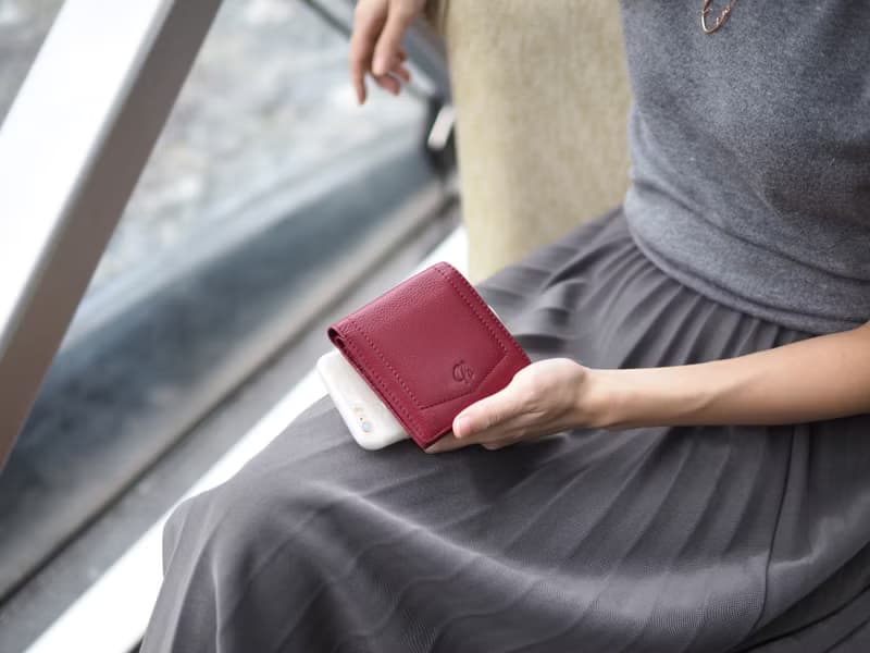 Hannah (Burgundy) : Small leather short wallet, folded wallet, Slim, Red wallet