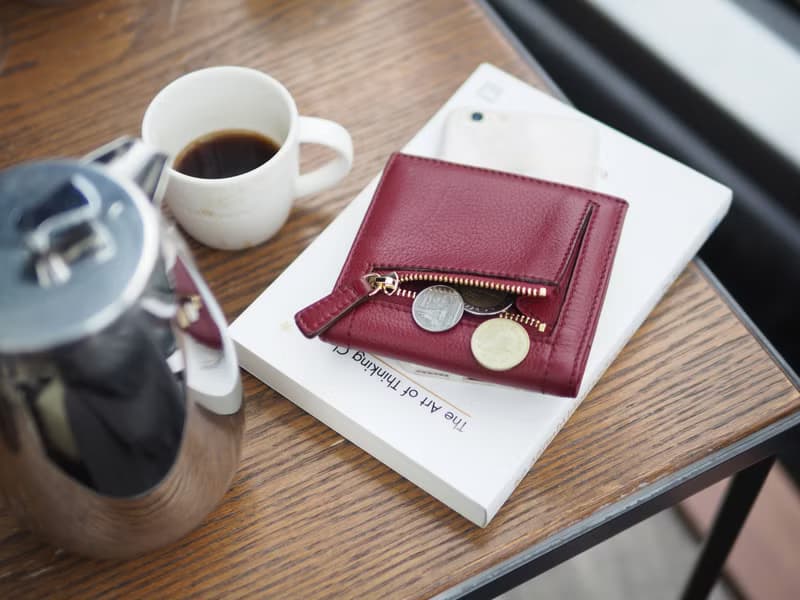 Hannah (Burgundy) : Small leather short wallet, folded wallet, Slim, Red wallet
