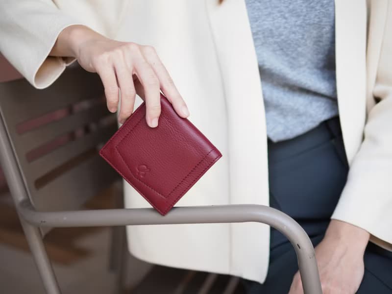 Hannah (Burgundy) : Small leather short wallet, folded wallet, Slim, Red wallet