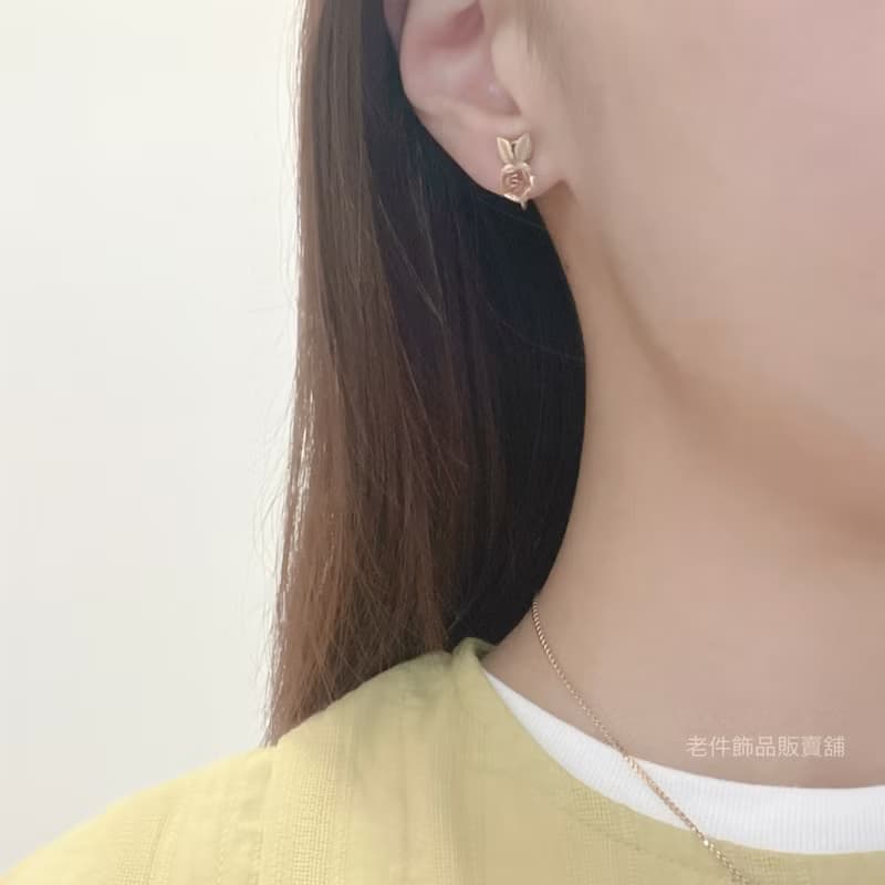 Krementz雙葉玫瑰耳環