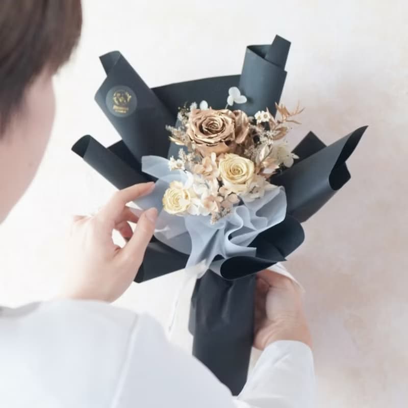 永生花玫瑰中型花束 奶油金