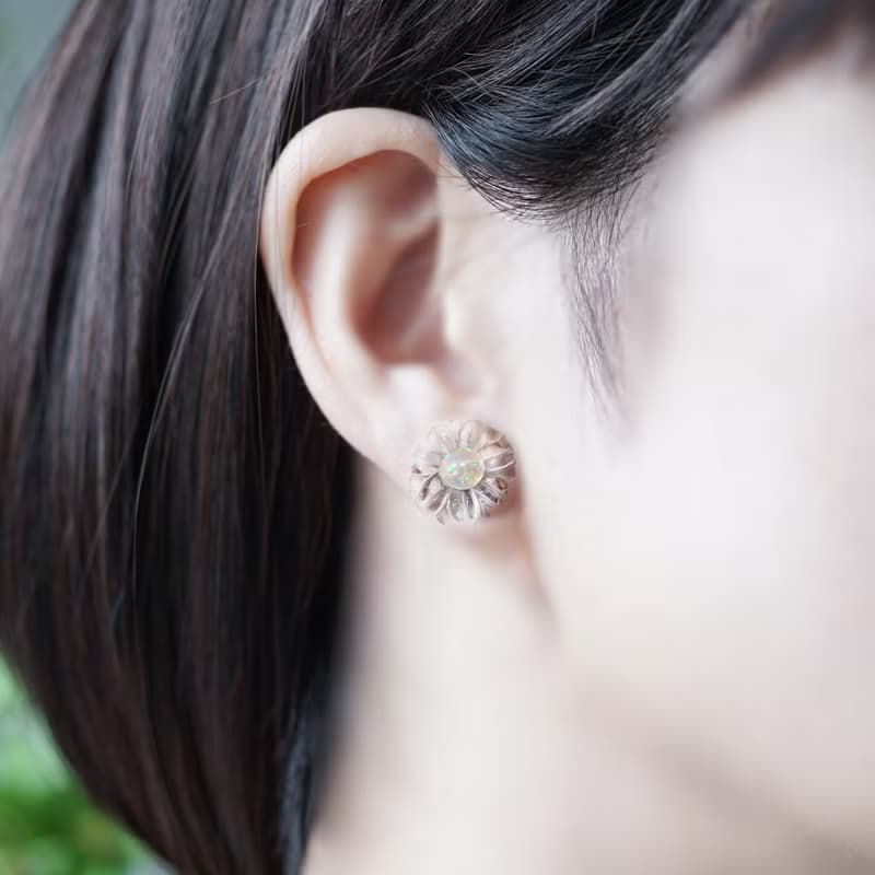 水晶とオパールによる宝石のお花のサージカルステンレスピアス　ヒナギク