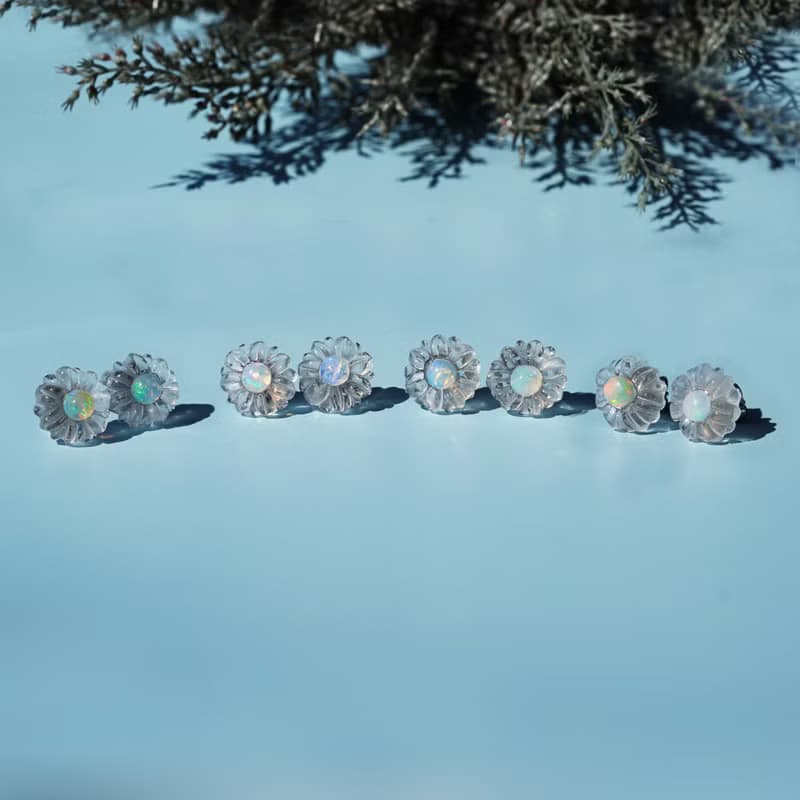 水晶とオパールによる宝石のお花のサージカルステンレスピアス　ヒナギク