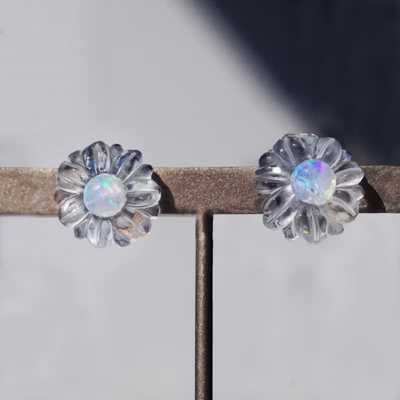 水晶とオパールによる宝石のお花のサージカルステンレスピアス　ヒナギク