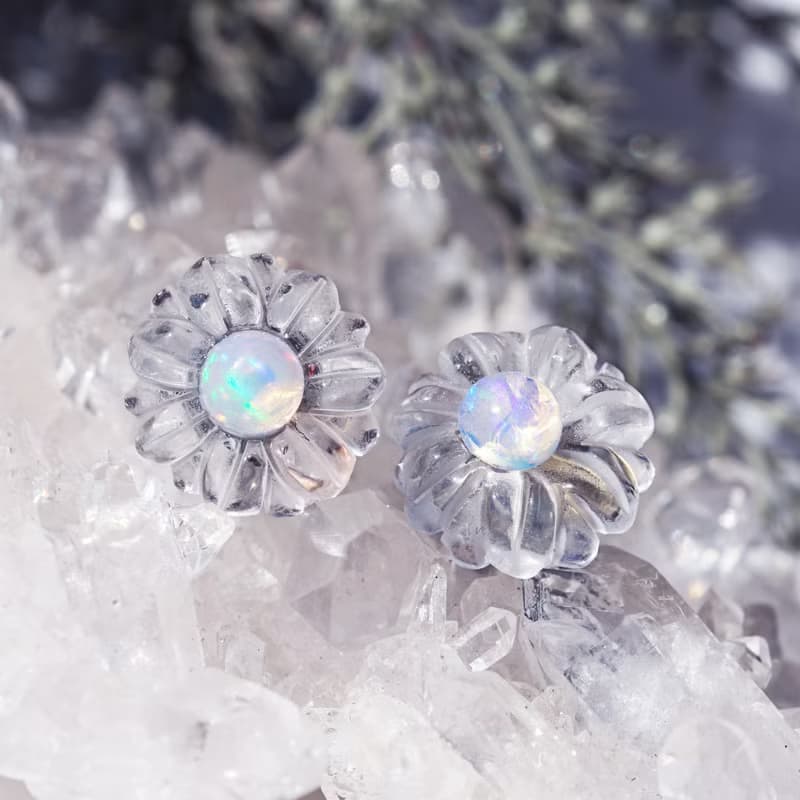 水晶とオパールによる宝石のお花のサージカルステンレスピアス　ヒナギク