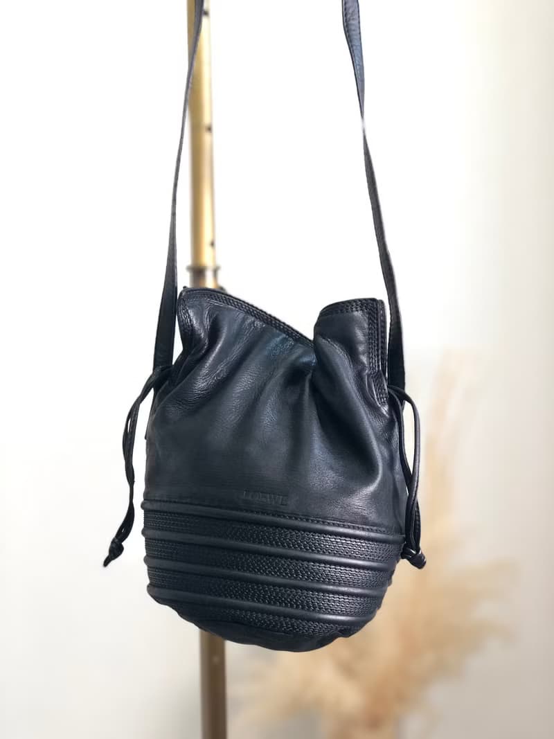 【 日本直送　名牌中古包 】LOEWE ロエベ ショルダーバッグ ブラック ロゴ レザー 巾着 vintage ヴィンテージ オールド zu2rww
