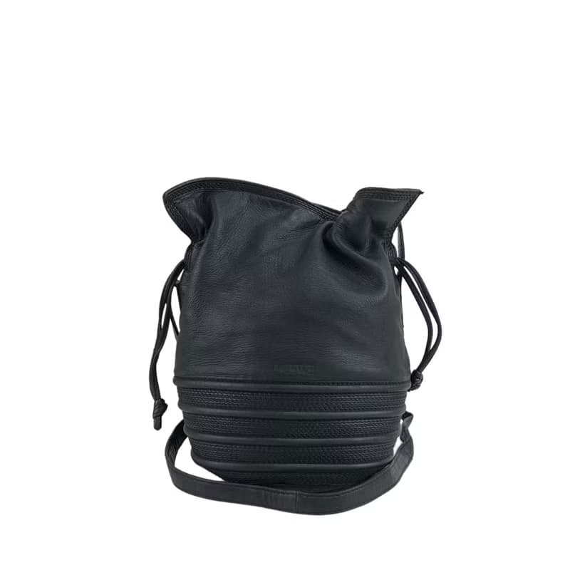【 日本直送　名牌中古包 】LOEWE ロエベ ショルダーバッグ ブラック ロゴ レザー 巾着 vintage ヴィンテージ オールド zu2rww