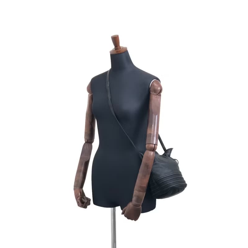 【 日本直送　名牌中古包 】LOEWE ロエベ ショルダーバッグ ブラック ロゴ レザー 巾着 vintage ヴィンテージ オールド zu2rww