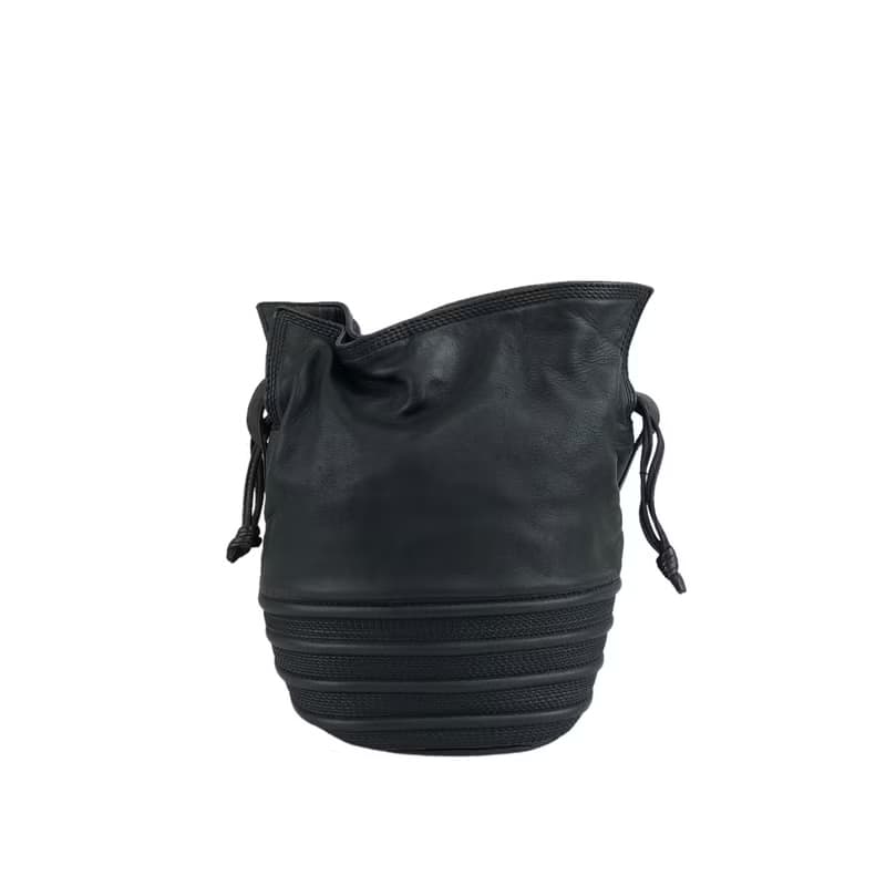 【 日本直送　名牌中古包 】LOEWE ロエベ ショルダーバッグ ブラック ロゴ レザー 巾着 vintage ヴィンテージ オールド zu2rww