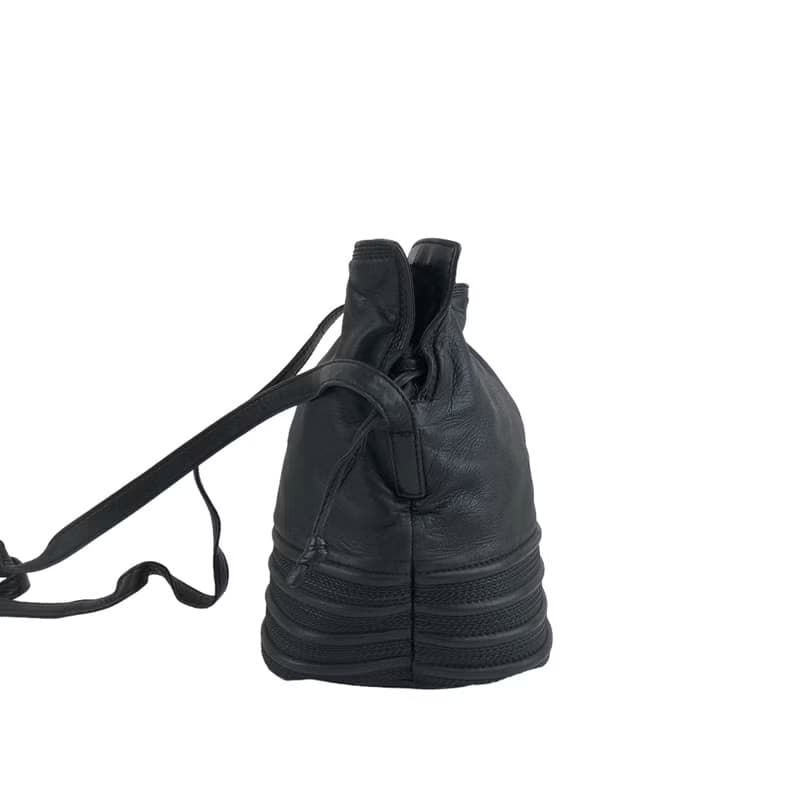 【 日本直送　名牌中古包 】LOEWE ロエベ ショルダーバッグ ブラック ロゴ レザー 巾着 vintage ヴィンテージ オールド zu2rww