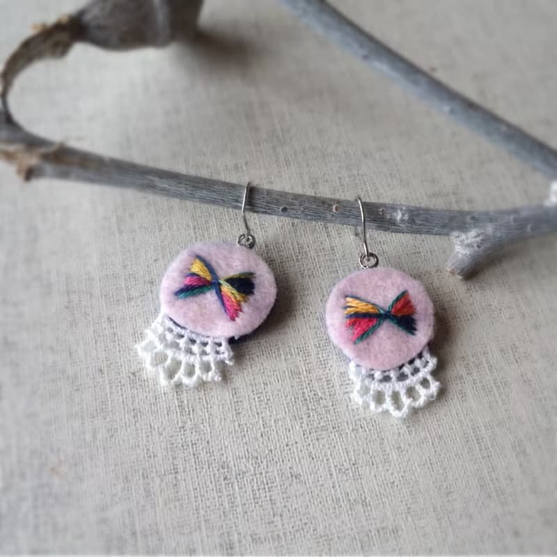 手刺繍ピアス リボン