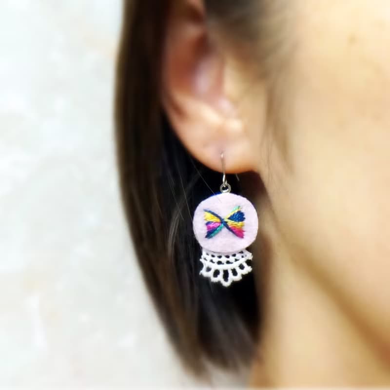 手刺繍ピアス リボン