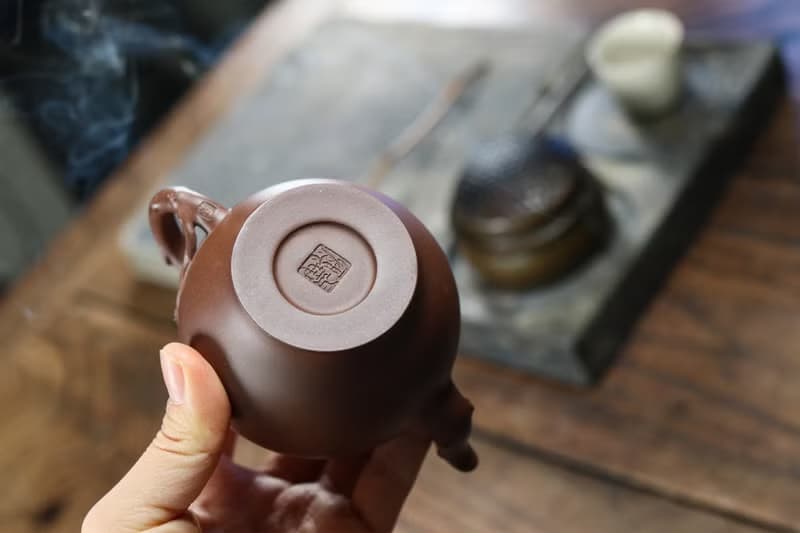 送禮紫砂壺茶壺暗香 优秀老紫泥   紫泥 210ml 钱币孔 刘素素作品