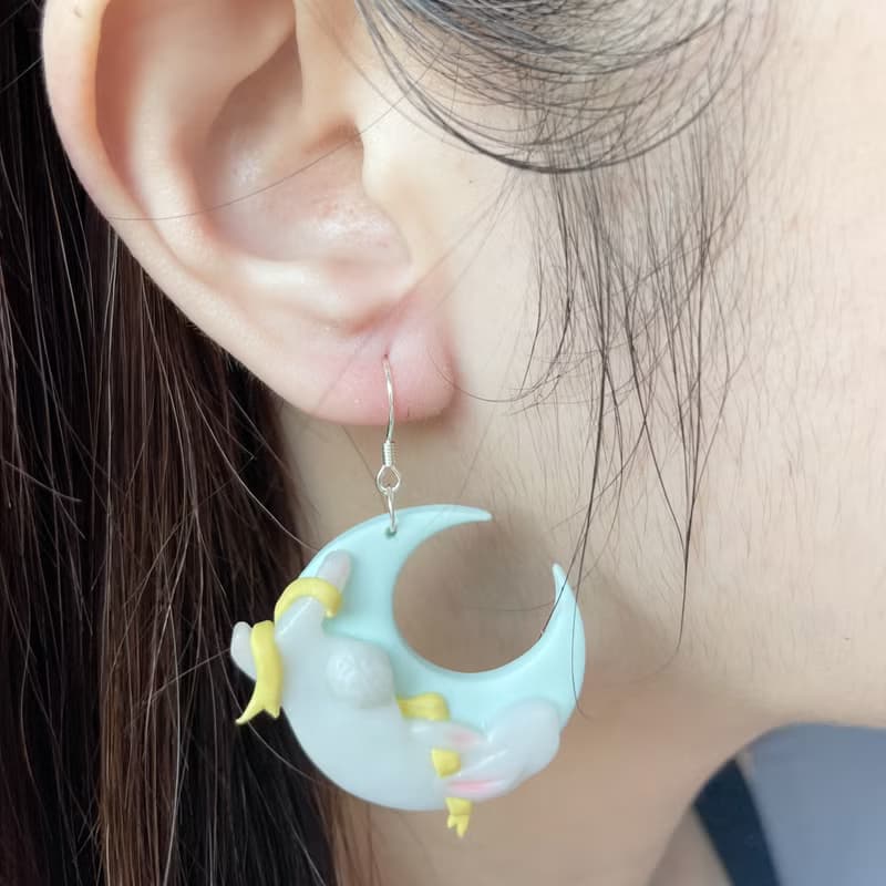 月兔系列 | 在月亮上玩絲帶的兔子 純手工軟陶耳環