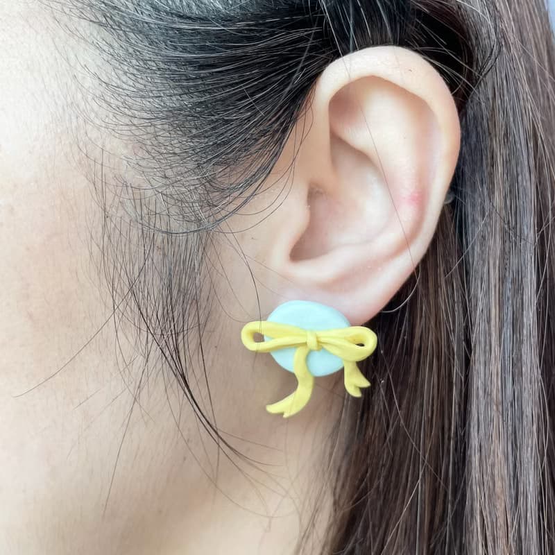 月兔系列 | 在月亮上玩絲帶的兔子 純手工軟陶耳環