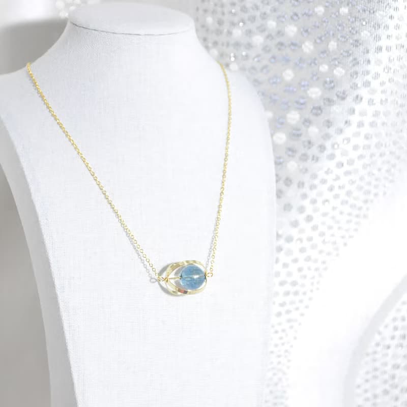藍藍星球。宇宙。金環。藍水晶。項鍊 Blue Blue Planet。Galaxy。Golden Ring。Kyanite。Necklace。生日禮物。閨蜜禮物。姐妹禮物