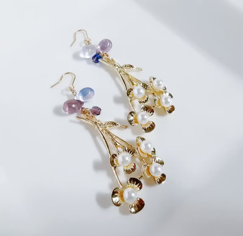 パール付き花束チャームとぷっくりしずくビーズが素敵な大ぶりピアス パープル ギフト 目立つデザイン お洒落 アレルギー対応ピアスまたはイヤリングに変更可能
