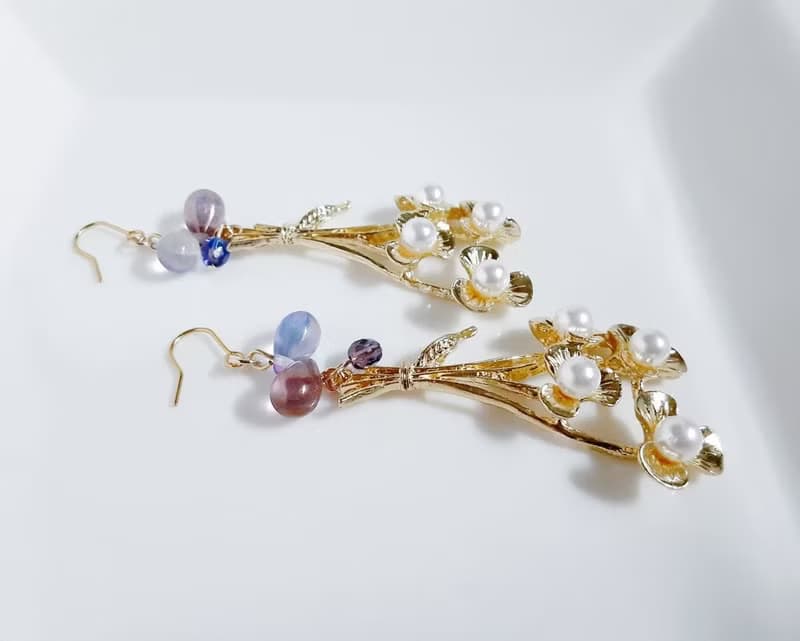パール付き花束チャームとぷっくりしずくビーズが素敵な大ぶりピアス パープル ギフト 目立つデザイン お洒落 アレルギー対応ピアスまたはイヤリングに変更可能