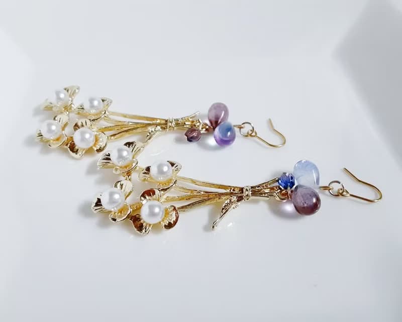 パール付き花束チャームとぷっくりしずくビーズが素敵な大ぶりピアス パープル ギフト 目立つデザイン お洒落 アレルギー対応ピアスまたはイヤリングに変更可能