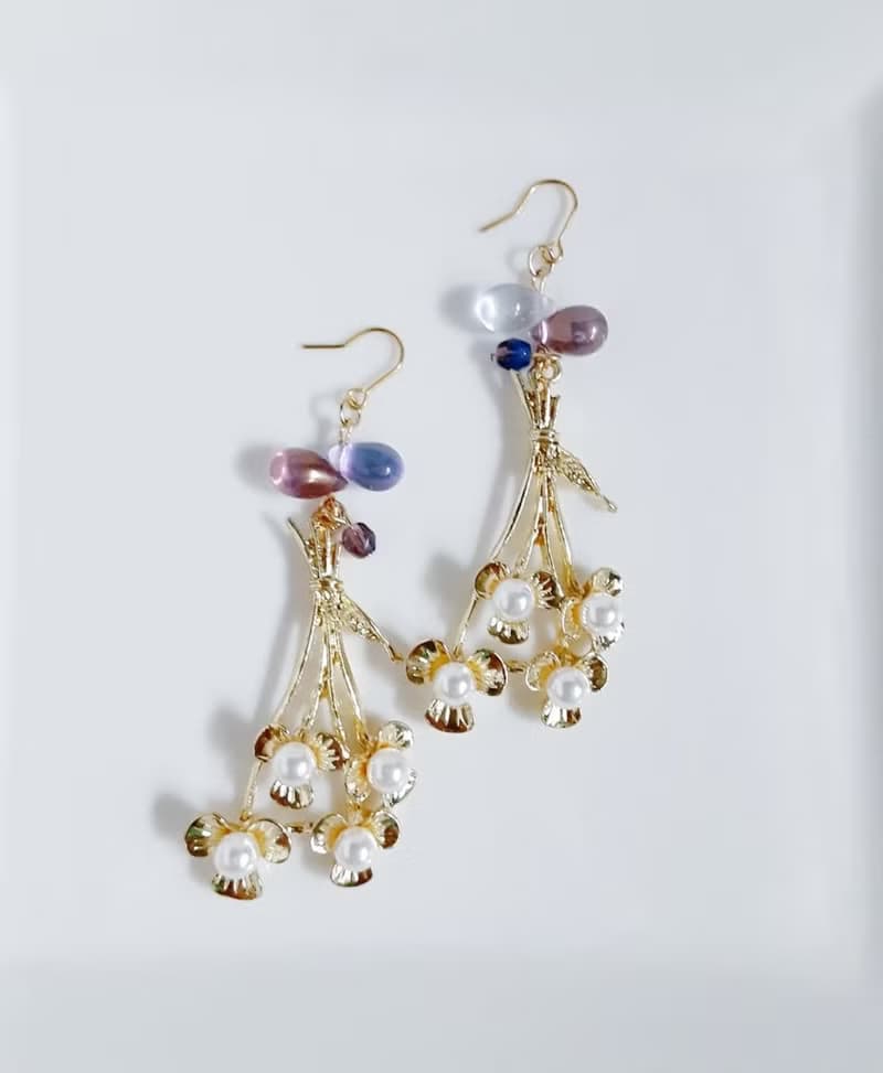 パール付き花束チャームとぷっくりしずくビーズが素敵な大ぶりピアス パープル ギフト 目立つデザイン お洒落 アレルギー対応ピアスまたはイヤリングに変更可能