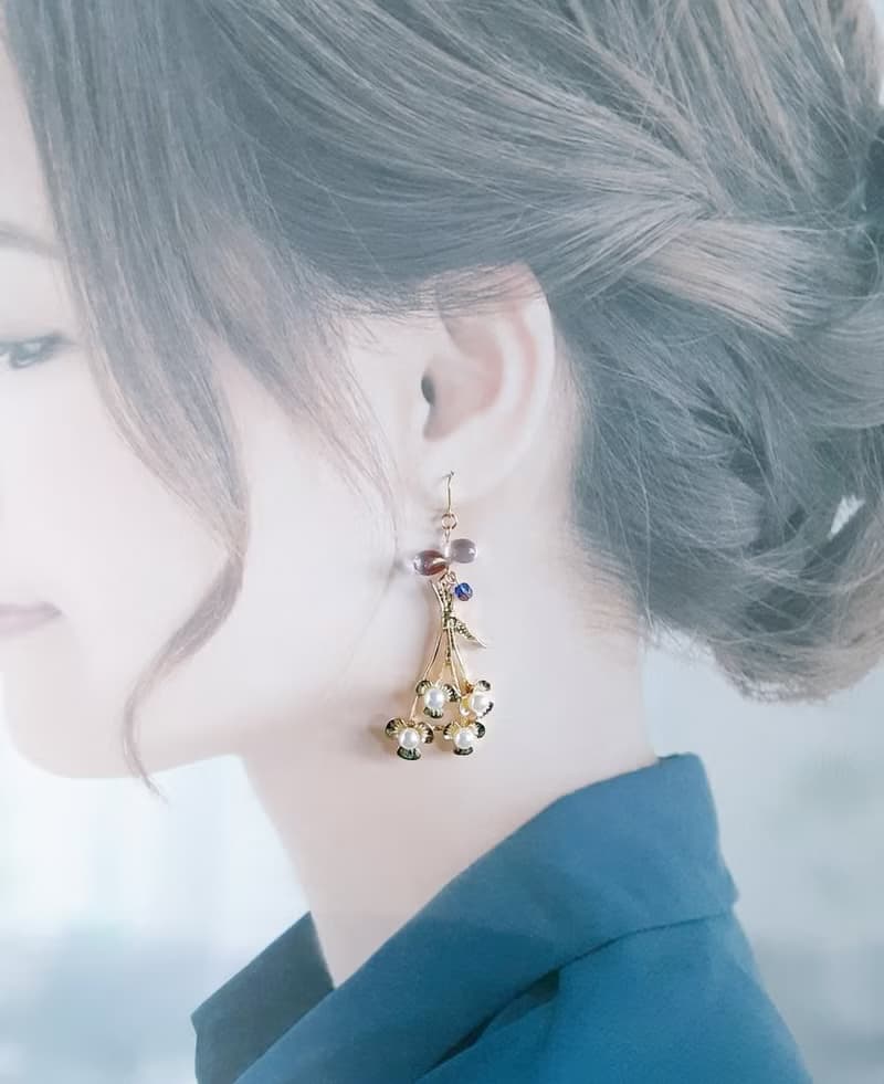 パール付き花束チャームとぷっくりしずくビーズが素敵な大ぶりピアス パープル ギフト 目立つデザイン お洒落 アレルギー対応ピアスまたはイヤリングに変更可能