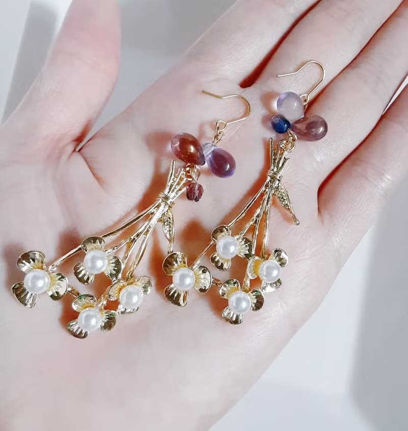 パール付き花束チャームとぷっくりしずくビーズが素敵な大ぶりピアス パープル ギフト 目立つデザイン お洒落 アレルギー対応ピアスまたはイヤリングに変更可能