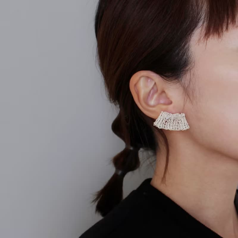 skirt | 如荷葉邊般飄逸的金屬線與天然石耳飾