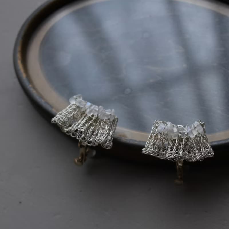 skirt | 如荷葉邊般飄逸的金屬線與天然石耳飾