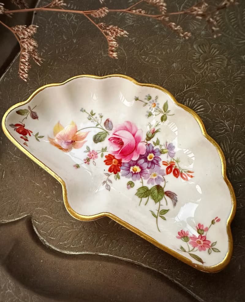 古董英國製Royal Crown Derby 德比花束系列骨瓷扇形碟