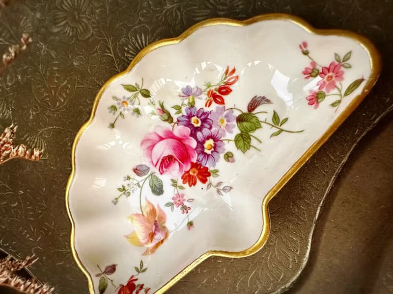 古董英國製Royal Crown Derby 德比花束系列骨瓷扇形碟