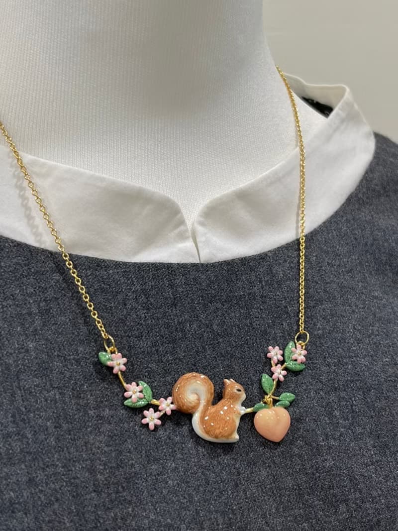 松鼠桃子花園項鍊~ Squirrel  Necklace