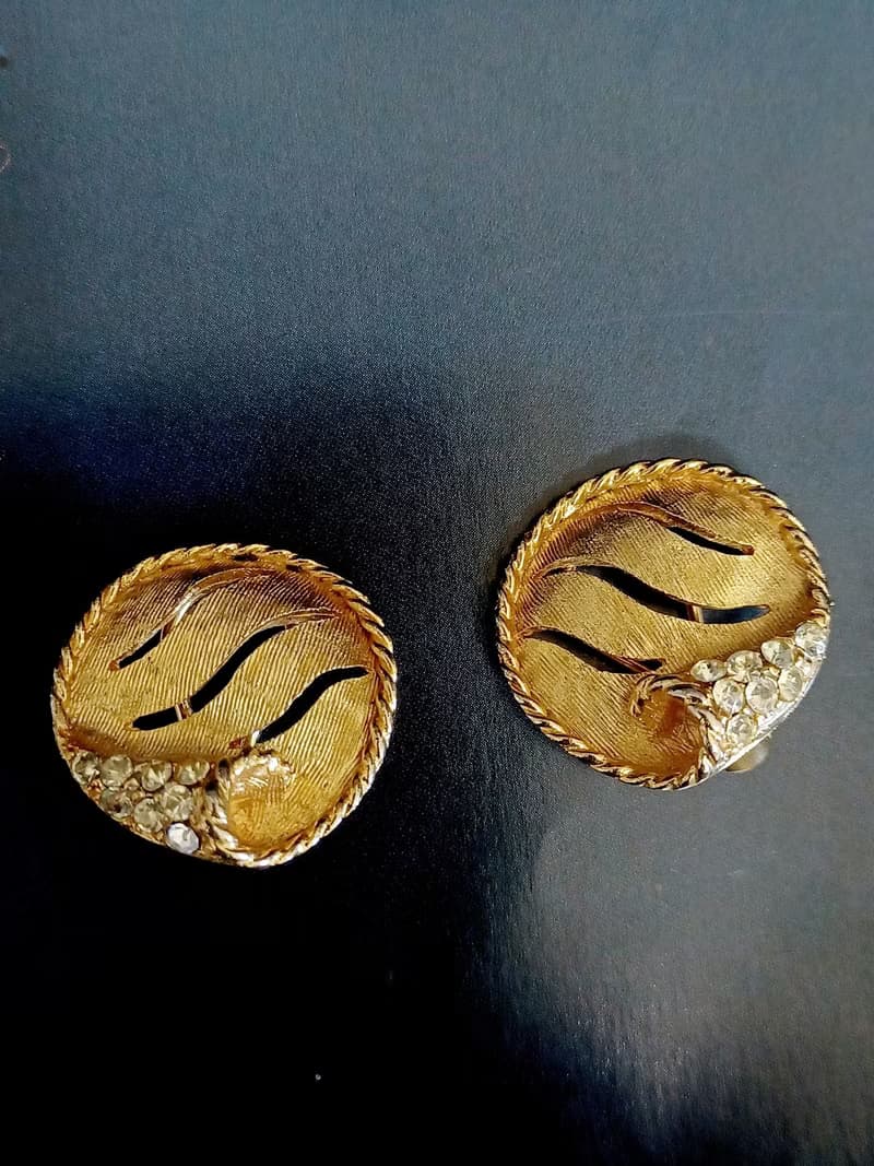 vintage jewelry  BSK 金色立體圓形波浪紋萊茵 夾式耳環