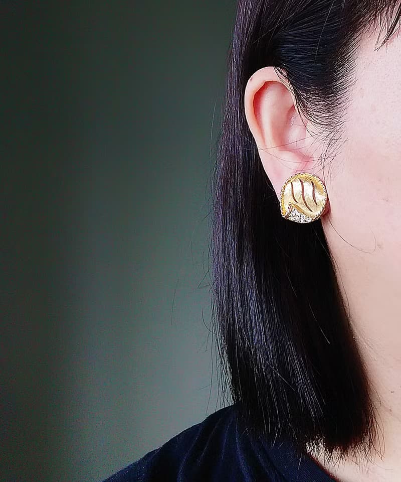 vintage jewelry  BSK 金色立體圓形波浪紋萊茵 夾式耳環