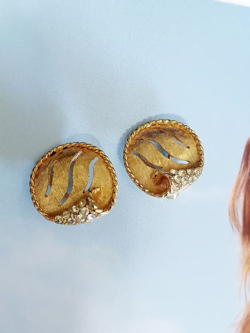 vintage jewelry  BSK 金色立體圓形波浪紋萊茵 夾式耳環