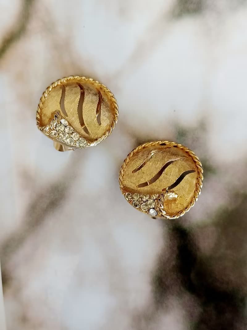 vintage jewelry  BSK 金色立體圓形波浪紋萊茵 夾式耳環