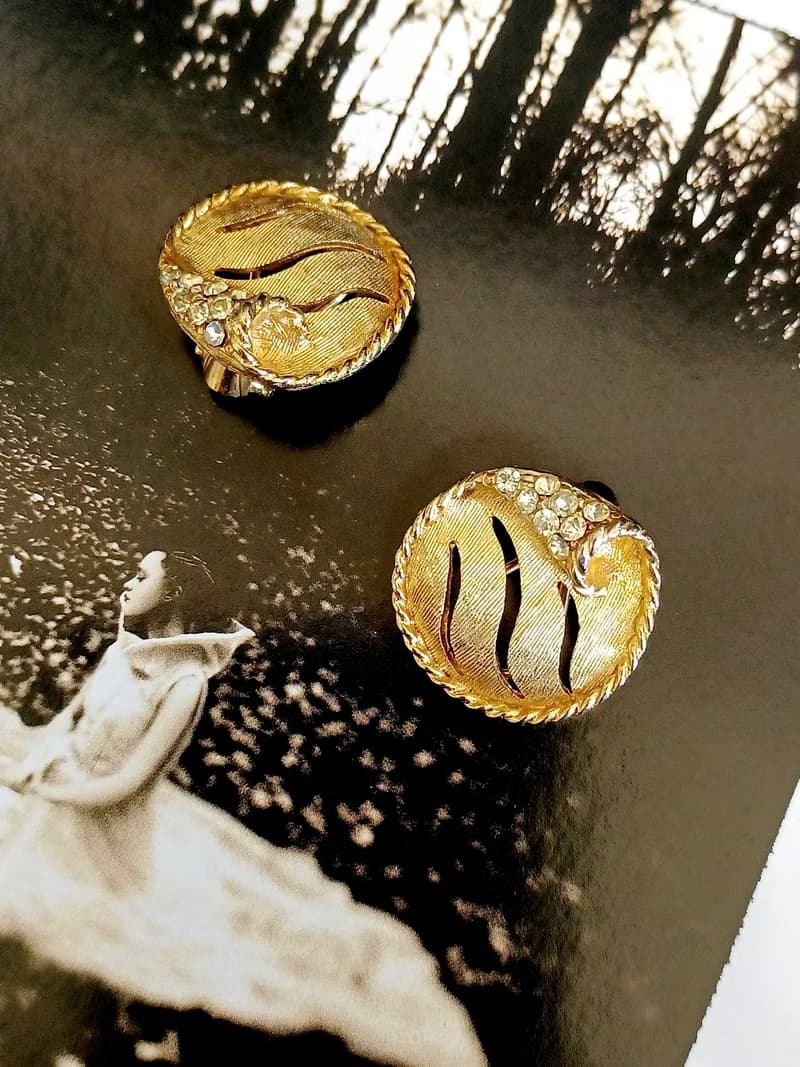 vintage jewelry  BSK 金色立體圓形波浪紋萊茵 夾式耳環