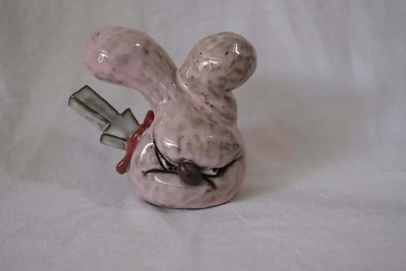 流著愛心血的箭靶兔子- 手捏陶瓷雕塑、擺飾