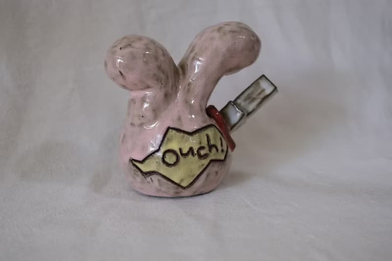 流著愛心血的箭靶兔子- 手捏陶瓷雕塑、擺飾